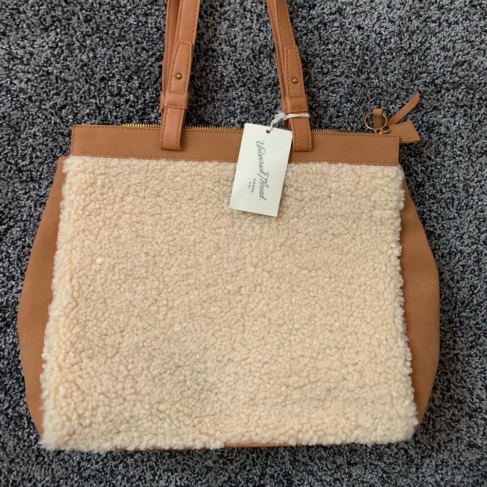 Universal Thread purse.